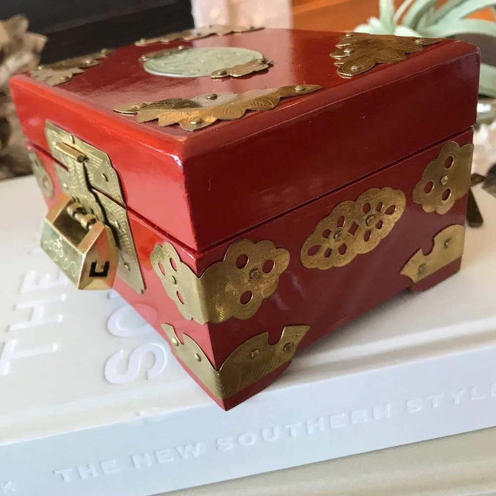 VINTAGE RED CHINESE JEWELRY BOX WITH LOCK & KEY